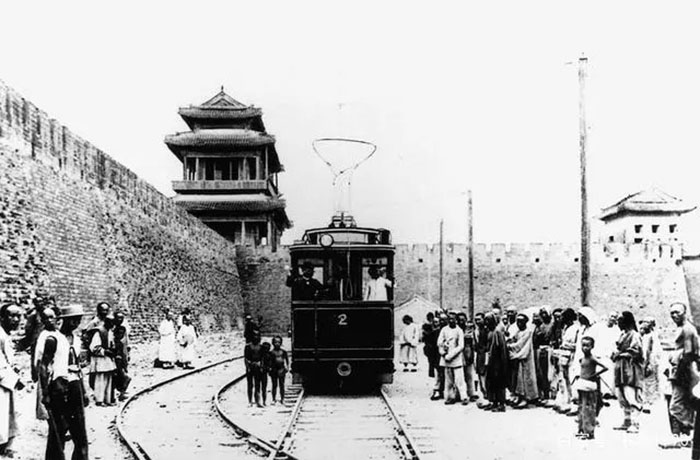 1900年“義和團運動”拆除了1899年西門子在北京馬家堡承建中國第一條有軌電車線路，1924年又重開通時的情景.jpg